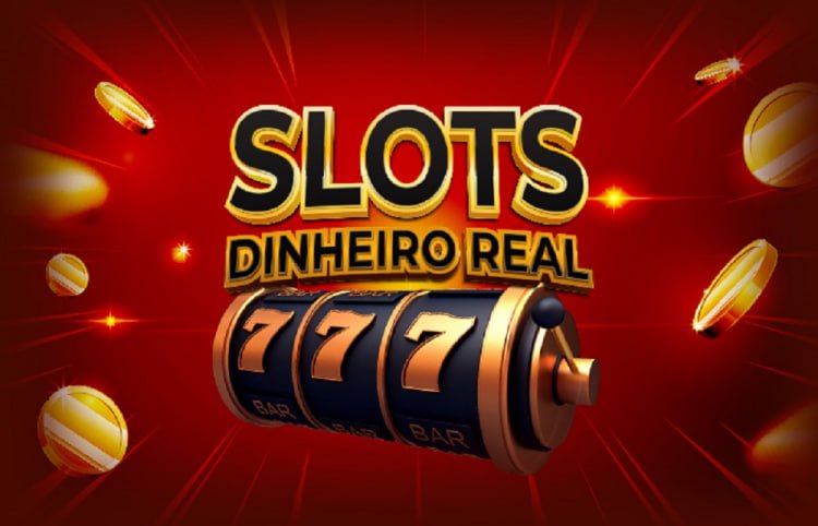 Pengguna membaca promo dari ponsel